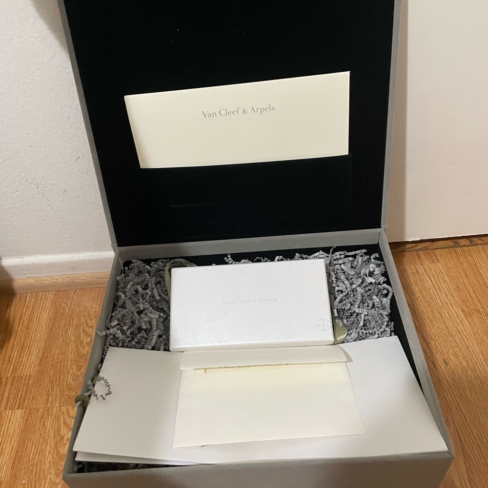 Authentic Van Cleef box with accessories!